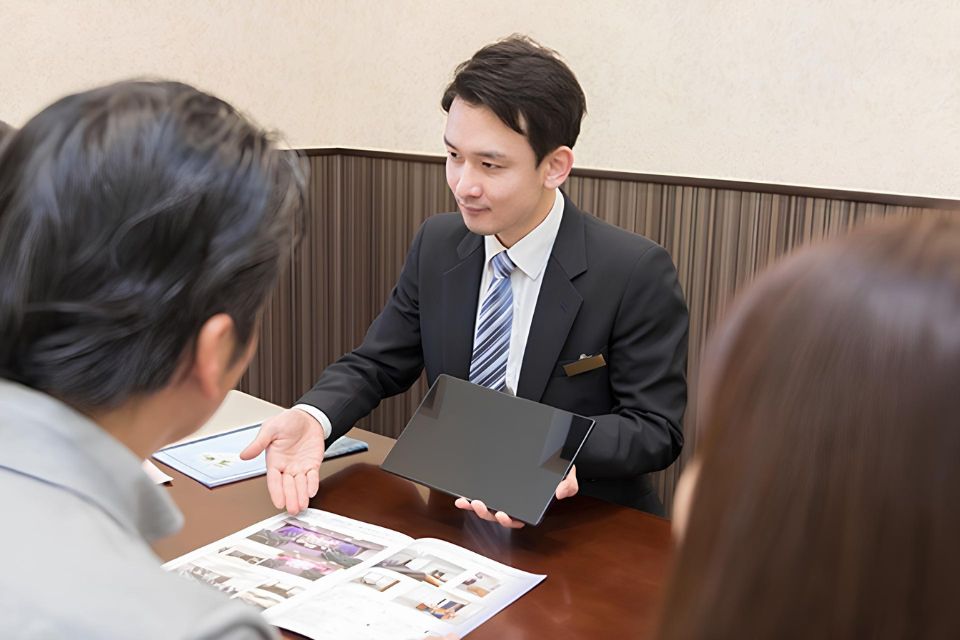 さいたま典礼 上尾ホールでの葬儀に関する事前相談を行うスタッフとご家族